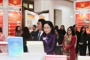 “越南共产党历次全国代表大会”资料专题展展出近800件资料。（图片来源：VGP）