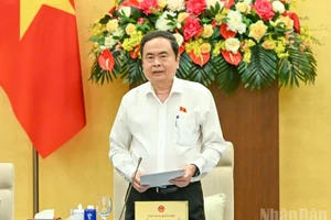 国会主席陈青敏主持开幕式并发表讲话。