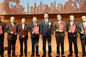 参加活动的各位代表。（图片来源：越通社）