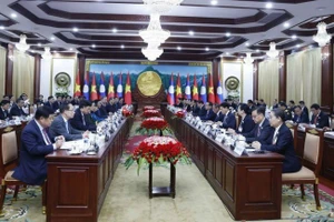 越共中央总书记苏林与老挝人革党中央总书记、国家主席通伦举行会谈。（图片来源：越通社）