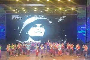 歌颂凯山·丰威汉（Kaysone Phomvihane）主席的文艺表演节目。（维全 摄）