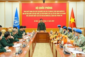 越南国防部向即将出国执行联合国维和任务的4名军官颁发任命书。（图片来源：越南人民军队报）