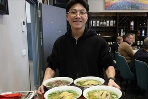 向德国友人推介越南河粉。