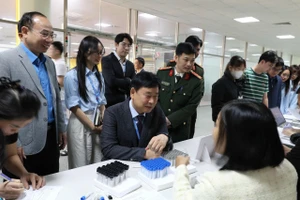 为7个省市劳动者提供免费体检。（图片来源：越南法律报）