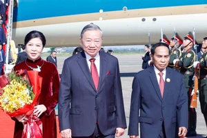 越南共产党中央委员会总书记苏林和夫人吴芳璃率领越南高级代表团的欢迎仪式在老挝万象瓦岱国际机场举行。