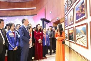 各位代表参观图片展。