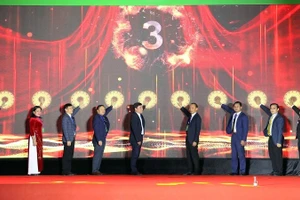 各位代表按下按钮，启动博览会开幕。