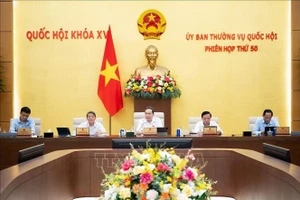 国会主席陈青敏在会上发表讲话。（图片来源：越通社）