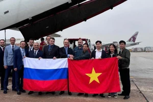 俄罗斯驻越南大使根纳季•贝兹德科（Gennady Bezdetko）将援助物资移交给越南堤坝管理和自然灾害防治局代表。（图片来源：俄罗斯联邦驻越南大使馆） 