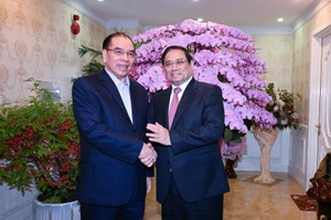 政府总理范明正走访慰问党和国家前领导 敬香缅怀前任领导【组图】