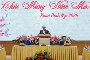 2月23日上午，越南政府总理范明正在2026年春节假期后的首个工作日会见了政府办公厅全体干部、职员，致以新春祝福，并指导部署工作任务。（图片来源：VGP）