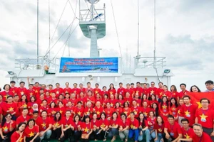 图为2024年，海外越南人代表团访问长沙岛县和DK1海上高脚屋的军民。