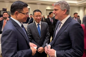 越南工贸部代理部长黎孟雄与美国商务部助理部长、国际贸易管理局局长戴维·福格尔（David Fogel）进行了交流。（图片来源：越通社）