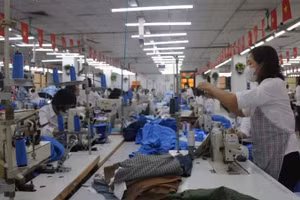 十号服装总公司的出口服装生产线。
