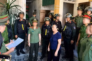 越南义安省对一名涉嫌滥用民主自由权利罪的犯罪嫌疑人进行贞渣立案。（图片来源：VOV）