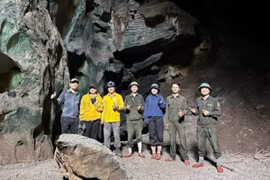 广治省护林人员在巡护过程中发现一处保存完好的原始洞穴，洞口宽近70米，内部钟乳石群色彩斑斓，极具科考与旅游开发潜力。（图片来源：南广治特用林管理委员会）