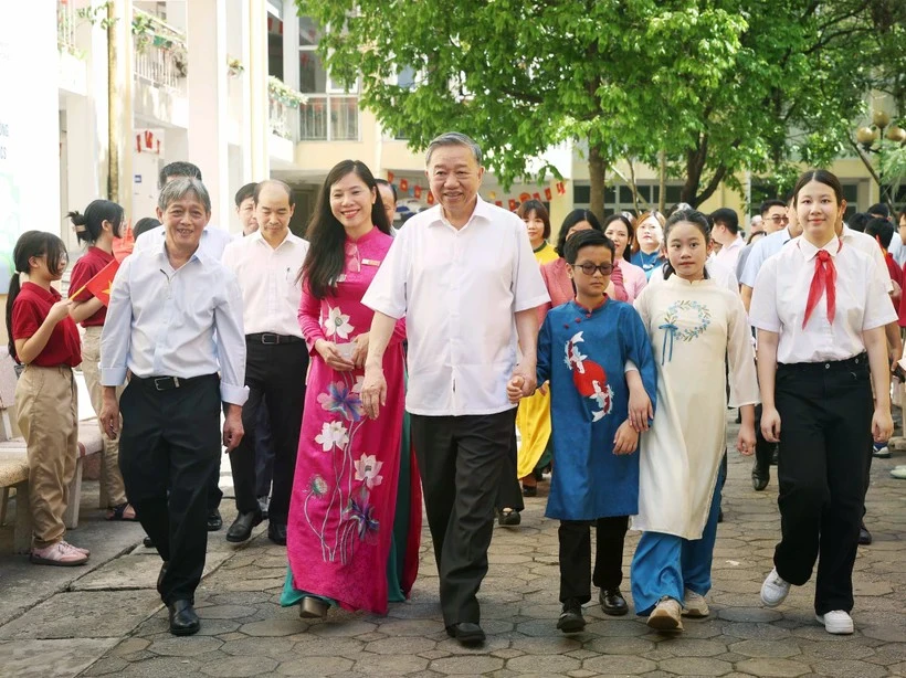 越共中央总书记苏林来到河内阮廷炤初中和社檀初中看望慰问教师和学生。