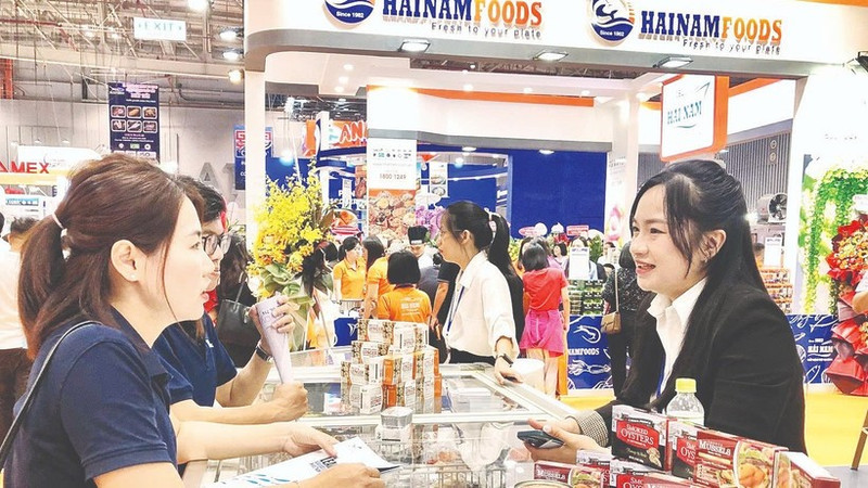 参观者在Vietfish水产展会上了解水产品。（美芳 摄）