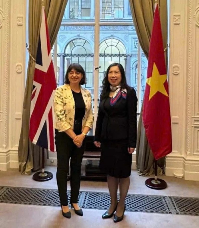 越南外交部副部长黎氏秋姮和英国外交、联邦及发展事务大臣西玛·马尔霍特拉。（图片来源：baoquocte.vn）