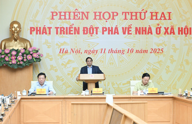 范明正总理在会上发表讲话。