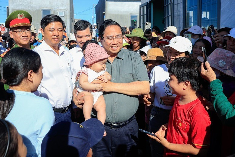 范明正总理和工作代表团走访得乐省东部绥安南乡广德安置区。