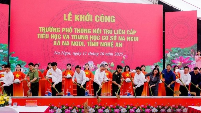 越共中央总书记苏林出席义安省纳艾寄宿学校开工仪式。
