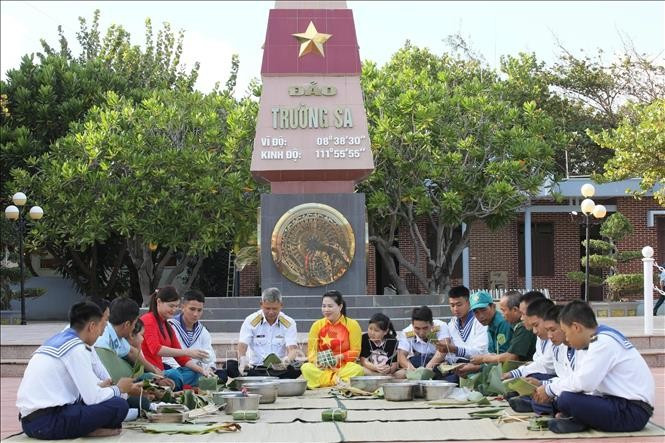 长沙特区的官兵在春节即将到来之际一起包粽子。（图片来源：越通社）