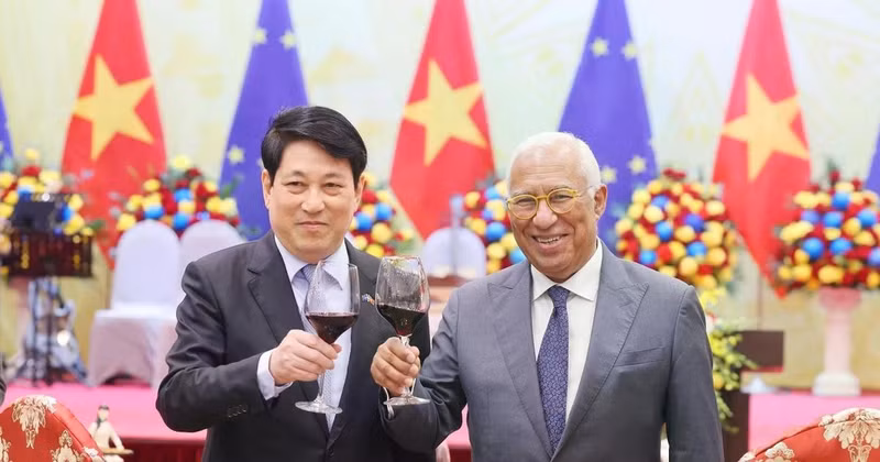 越南国家主席梁强设宴招待欧洲理事会主席安东尼奥·科斯塔。