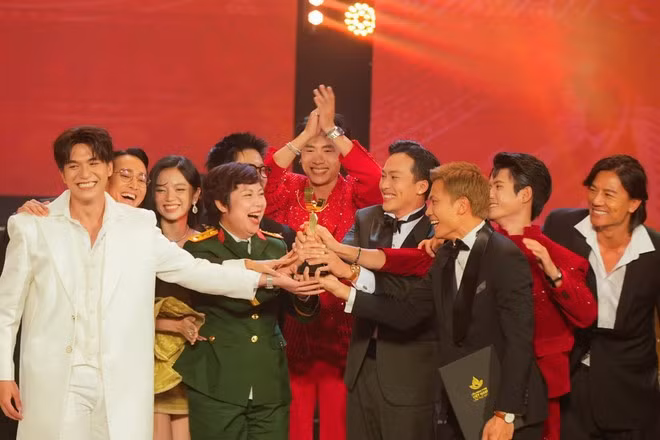 《红雨》获得金莲花奖。（图片来源：越通社）