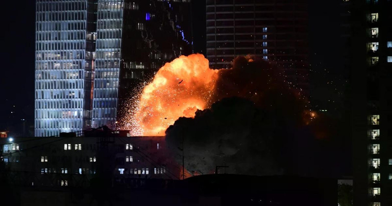 2025年6月13日晚，伊朗导弹袭击特拉维夫一栋建筑。（图片来源：新华社）