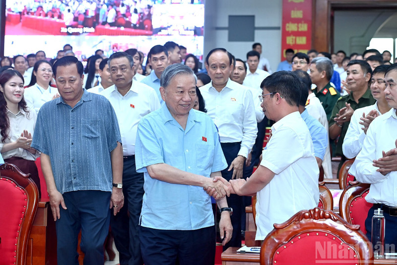 越共中央总书记苏林会见河内市第十选区选民。