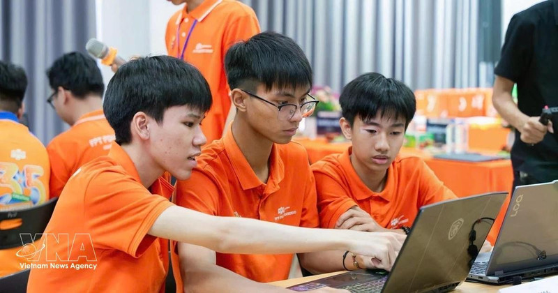 河南FPT学校学生通过应用数字技术软件进行课程实践操作。（图片来源：越通社）