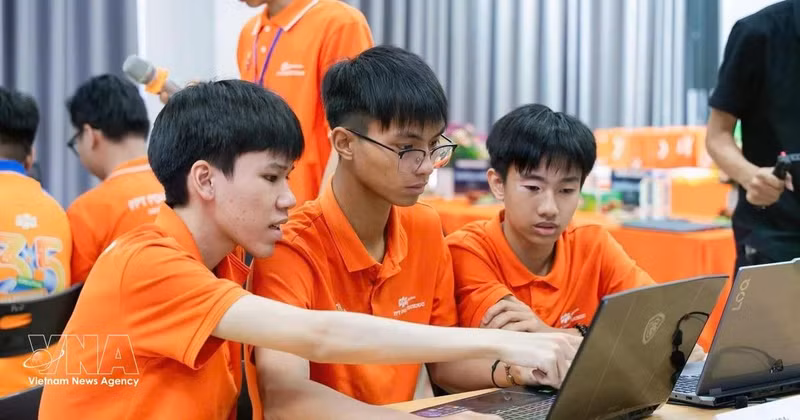 河南FPT学校学生通过应用数字技术软件进行课程实践操作。（图片来源：越通社）