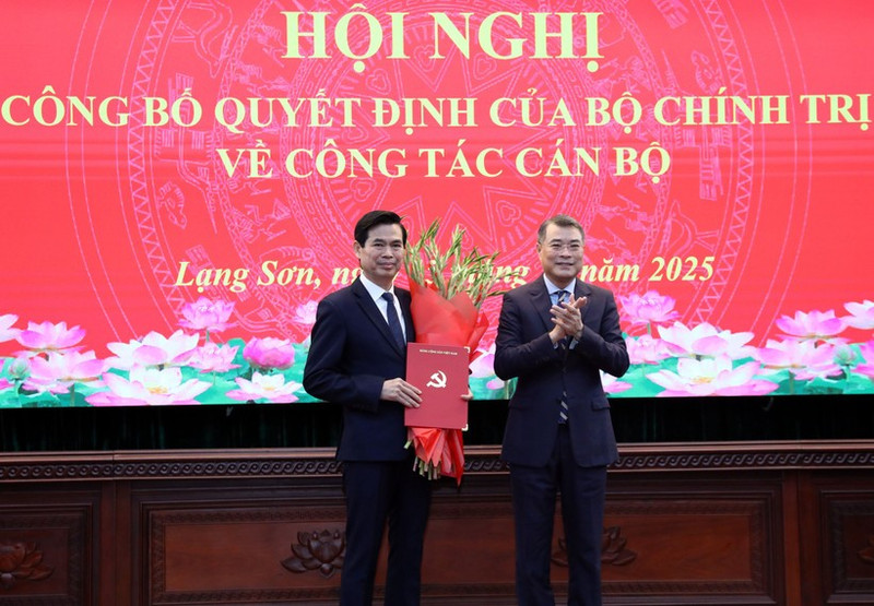 越共中央政治局委员、中央书记处书记、中央组织部部长黎明兴同志向黄国庆同志颁发任命决定。（图片来源：越通社）