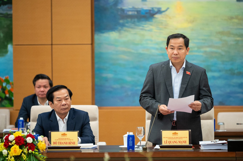 越共中央委员、国会秘书长、国会办公厅主任、国家选举委员会办公厅主任黎光孟在会上作报告。（图片来源：越通社）