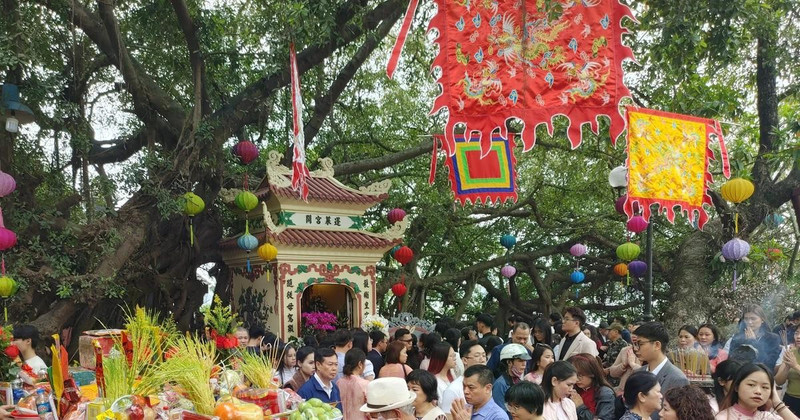 大年初一的清晨，河内民众争相前往寺庙烧香拜佛。（图片来源：越通社）