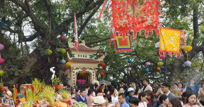 大年初一的清晨，河内民众争相前往寺庙烧香拜佛。（图片来源：越通社）