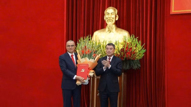 越共中央政治局委员、中央书记处书记、中央组织部部长黎明兴向范大洋同志颁发任命决定。