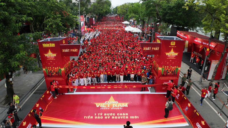 该活动启动仪式于8月16日上午在河内李太祖塑像花园举行。