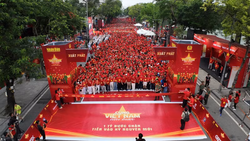 该活动启动仪式于8月16日上午在河内李太祖塑像花园举行。