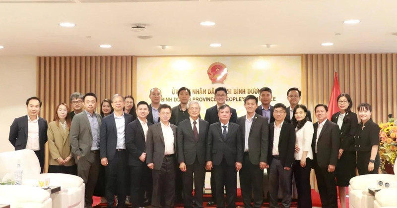 平阳省人民委员会代表与中国台湾神达控股集团（MiTAC）代表合影。（图片来源：越通社）