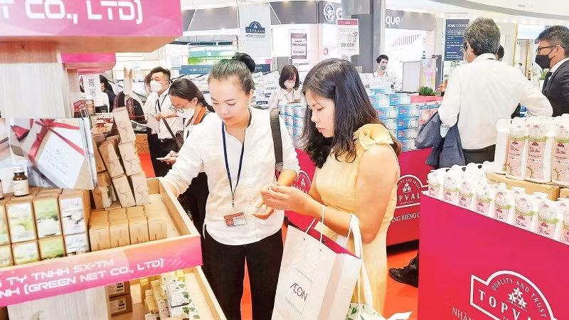 胡志明市企业在产品对接会展示产品。（高新 摄）