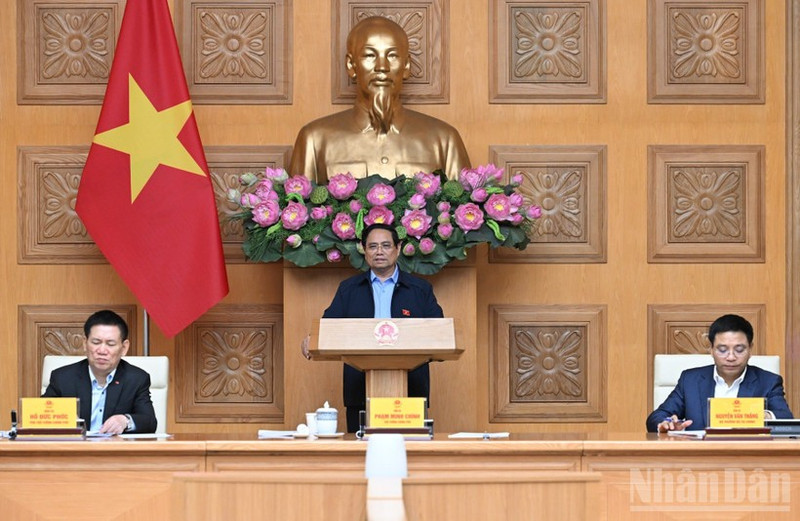 越南政府总理范明正在会议上发表讲话。
