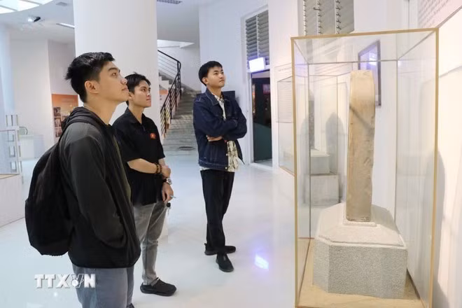 游客参观并了解在庆和省博物馆展出的占族文化文物。（图片来源：越通社）