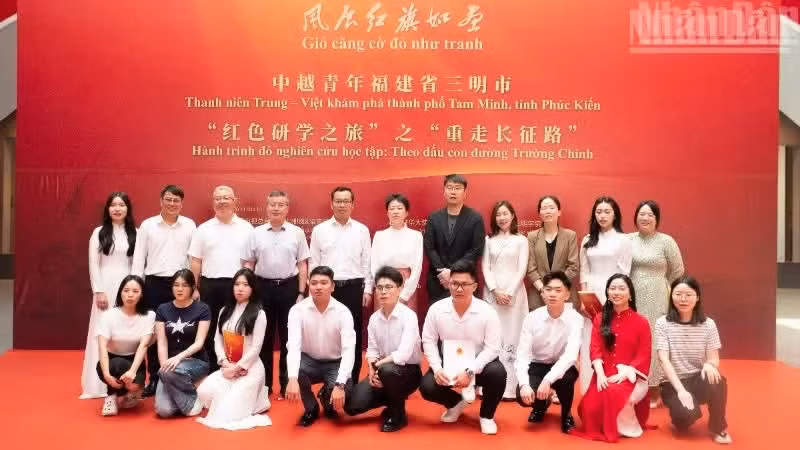 越中两国青年代表合影留念。