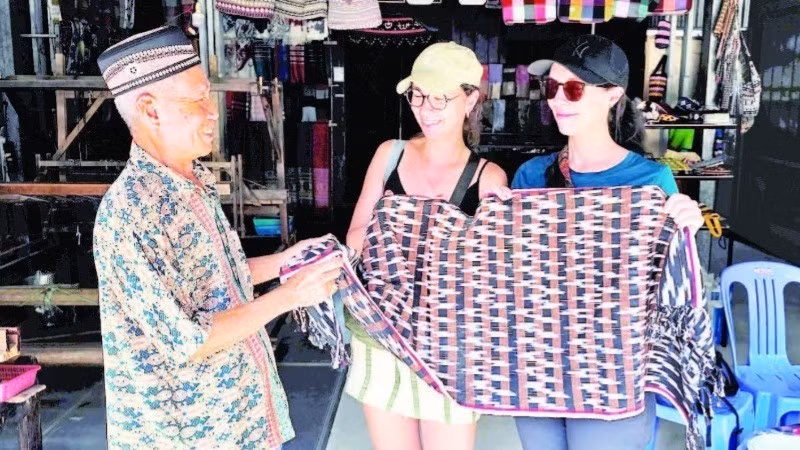 占族手工织锦产品深受国际游客喜爱。