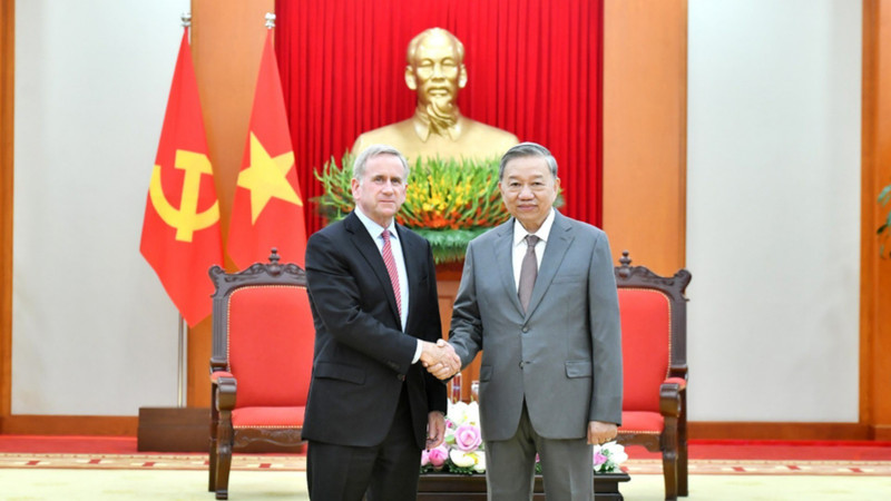越共中央总书记苏林会见美国高通公司技术许可业务和全球事务总裁亚历克斯·罗杰士。