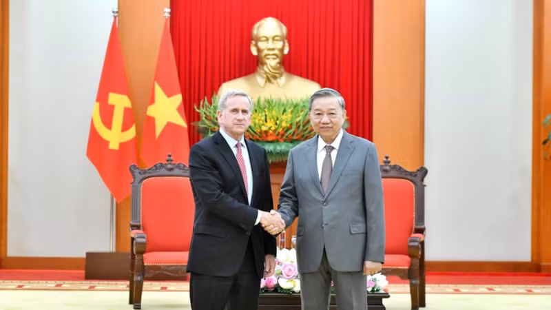 越共中央总书记苏林会见美国高通公司技术许可业务和全球事务总裁亚历克斯·罗杰士。