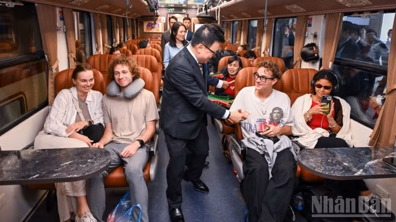 除夕夜的“幸福列车”是一段满载幸福的旅程。（成达 摄）