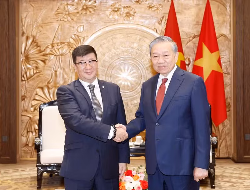 越共中央总书记、国家主席苏林会见蒙古国驻越大使。